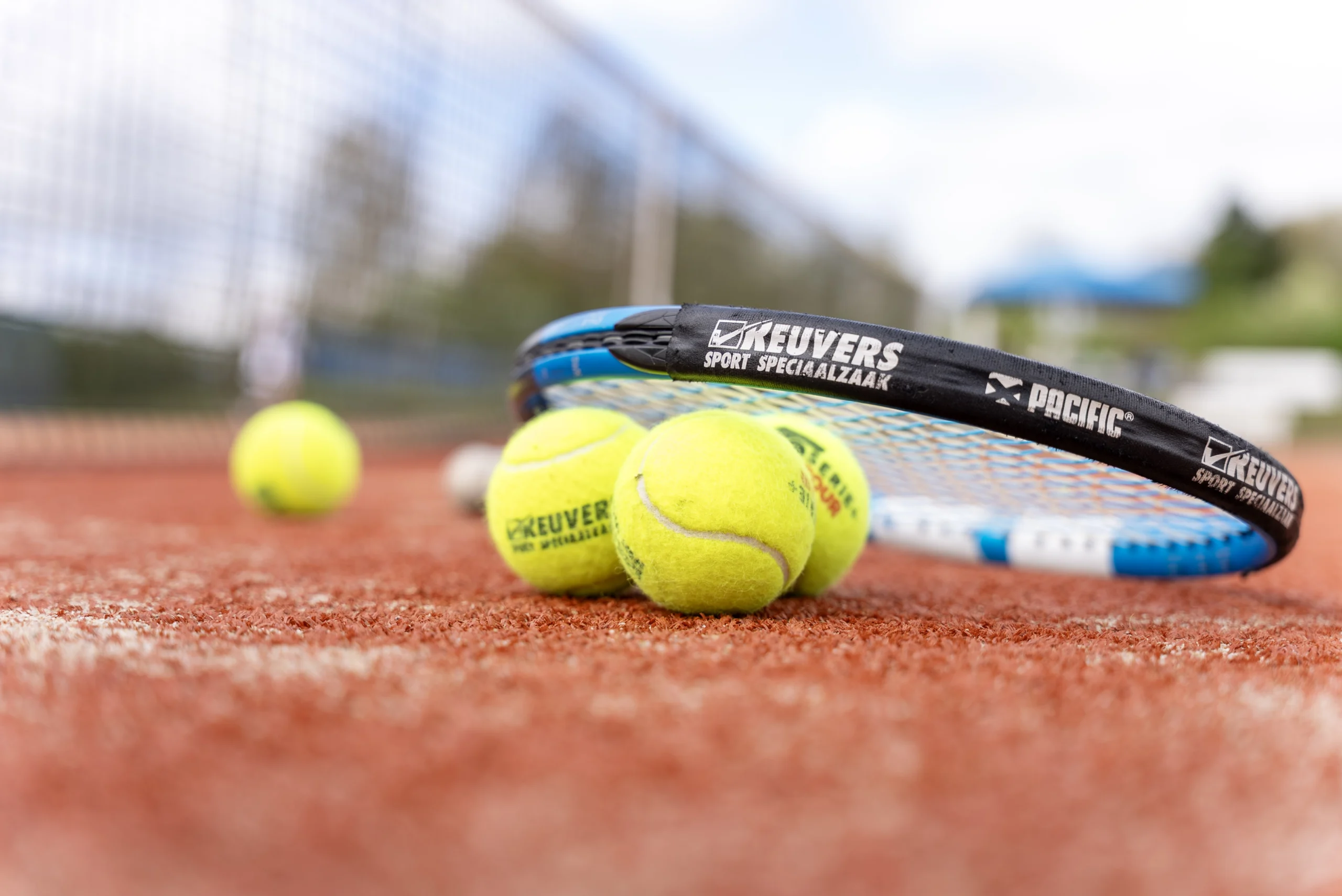 Rackets en tennisballen op het gravel