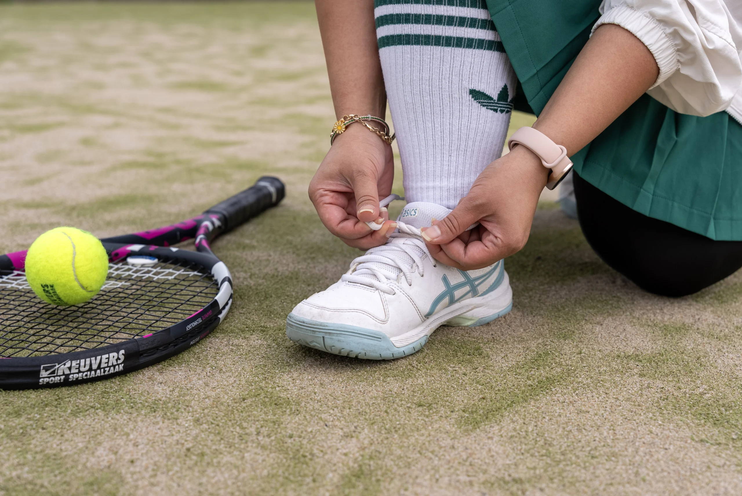 Speler strikt de veters van haar tennisschoenen