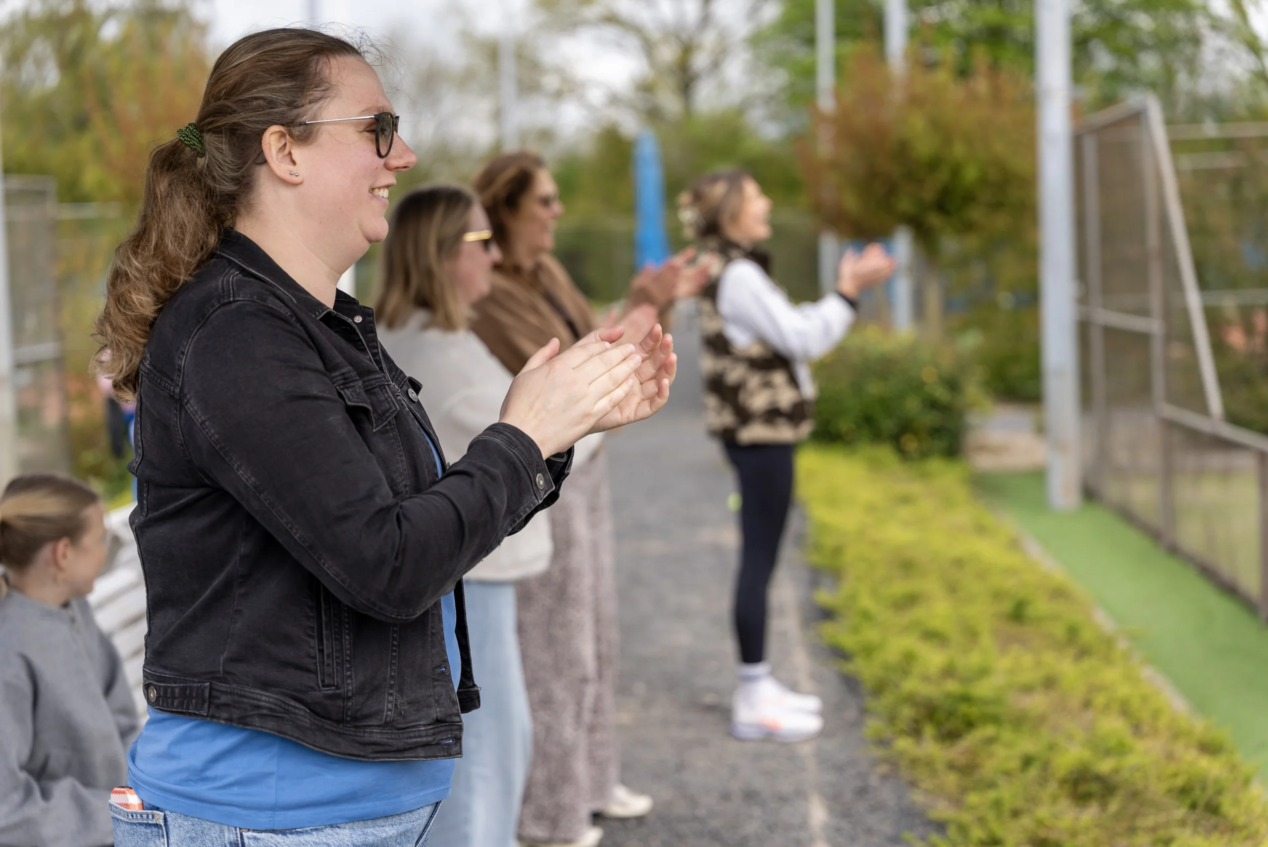 37-DSC07280 Toeschouwers applaudisseren langs de baan