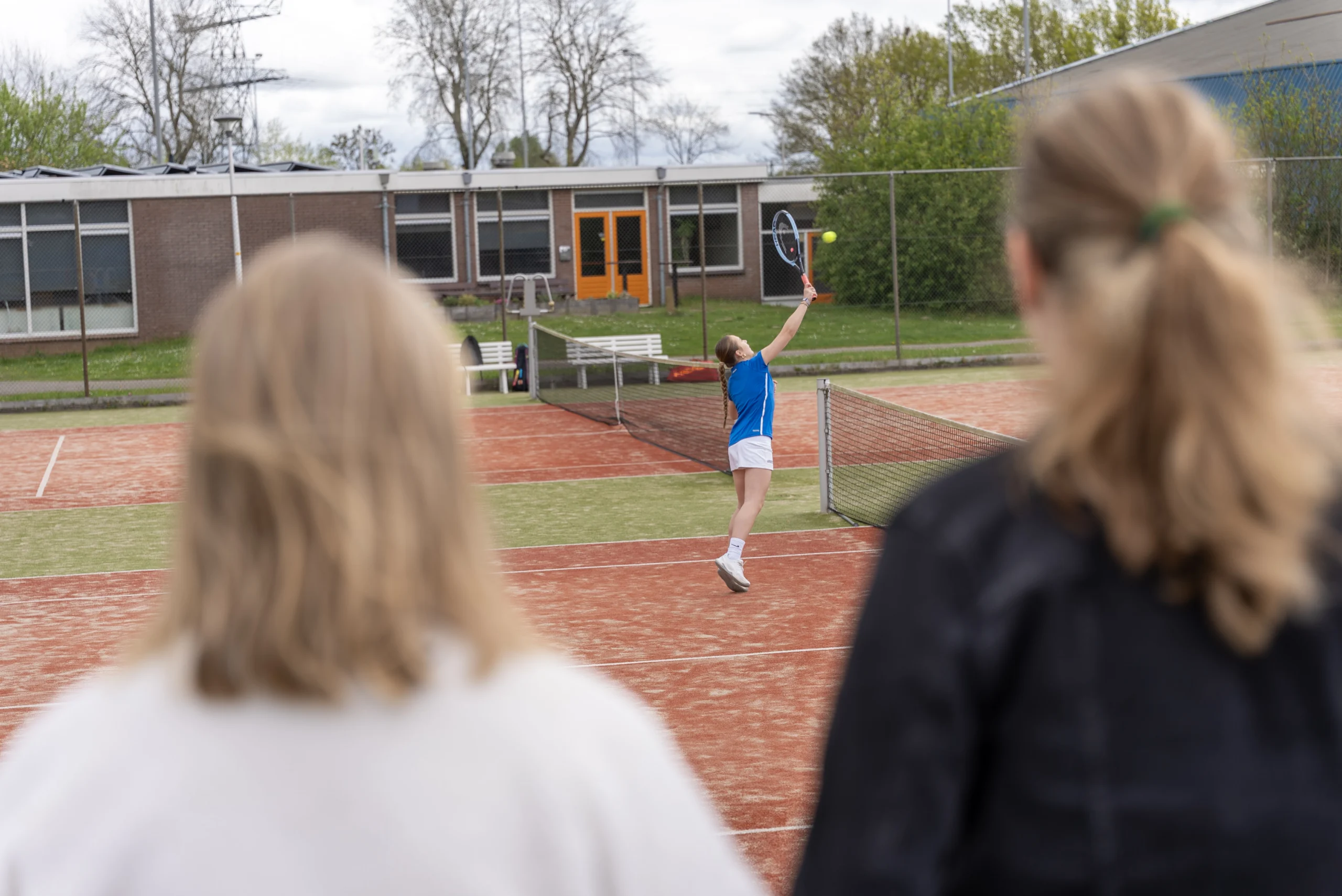 38-DSC07293 Ouders kijken naar een jeugdtraining bij TV PAF