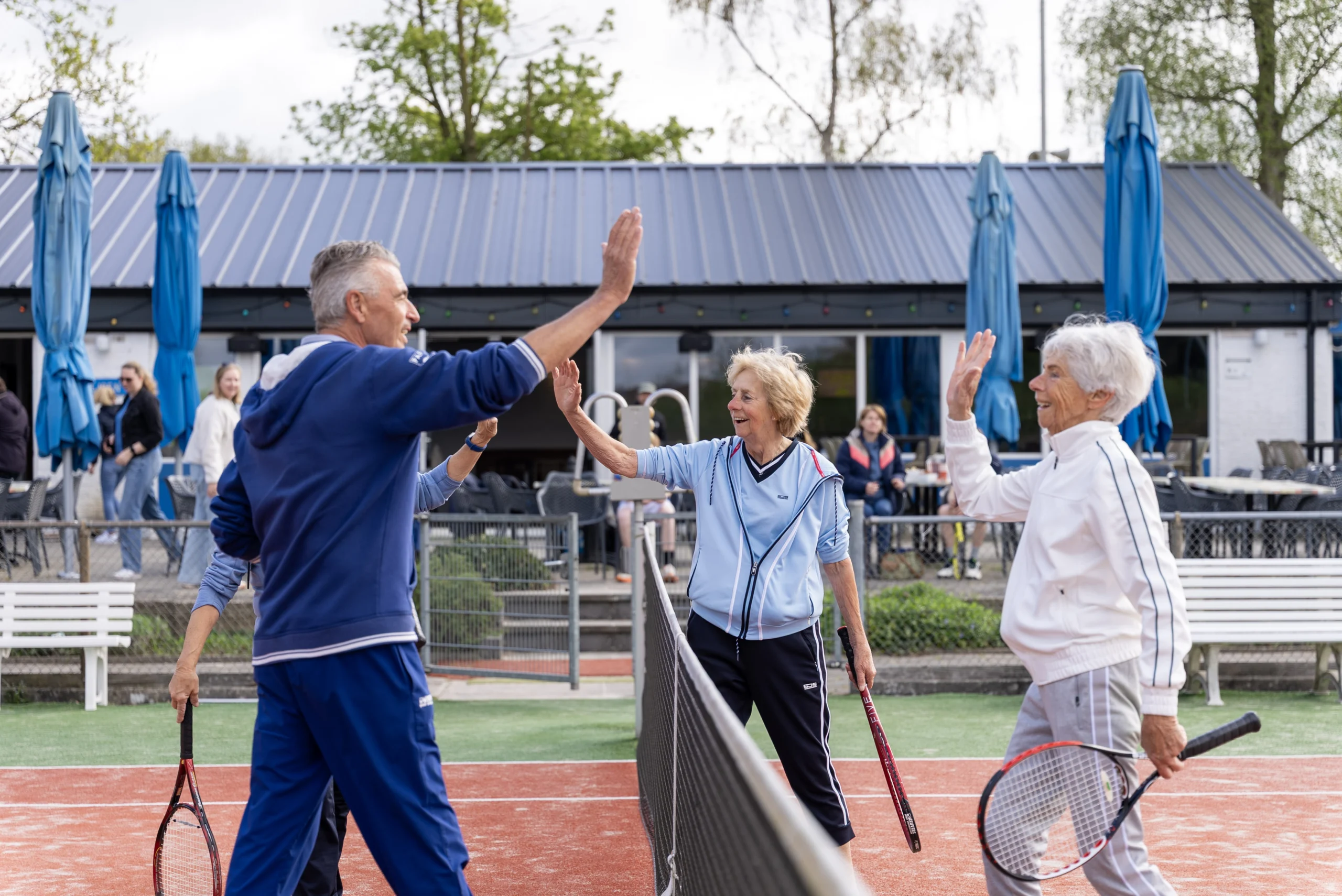 Leden geven elkaar een high five na een partij