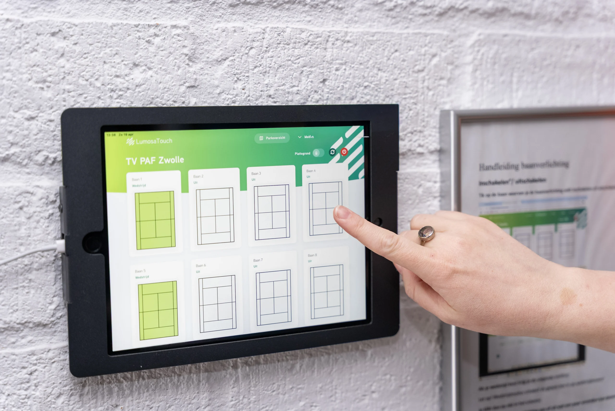 Digitaal afhangbord in het clubhuis van TV PAF