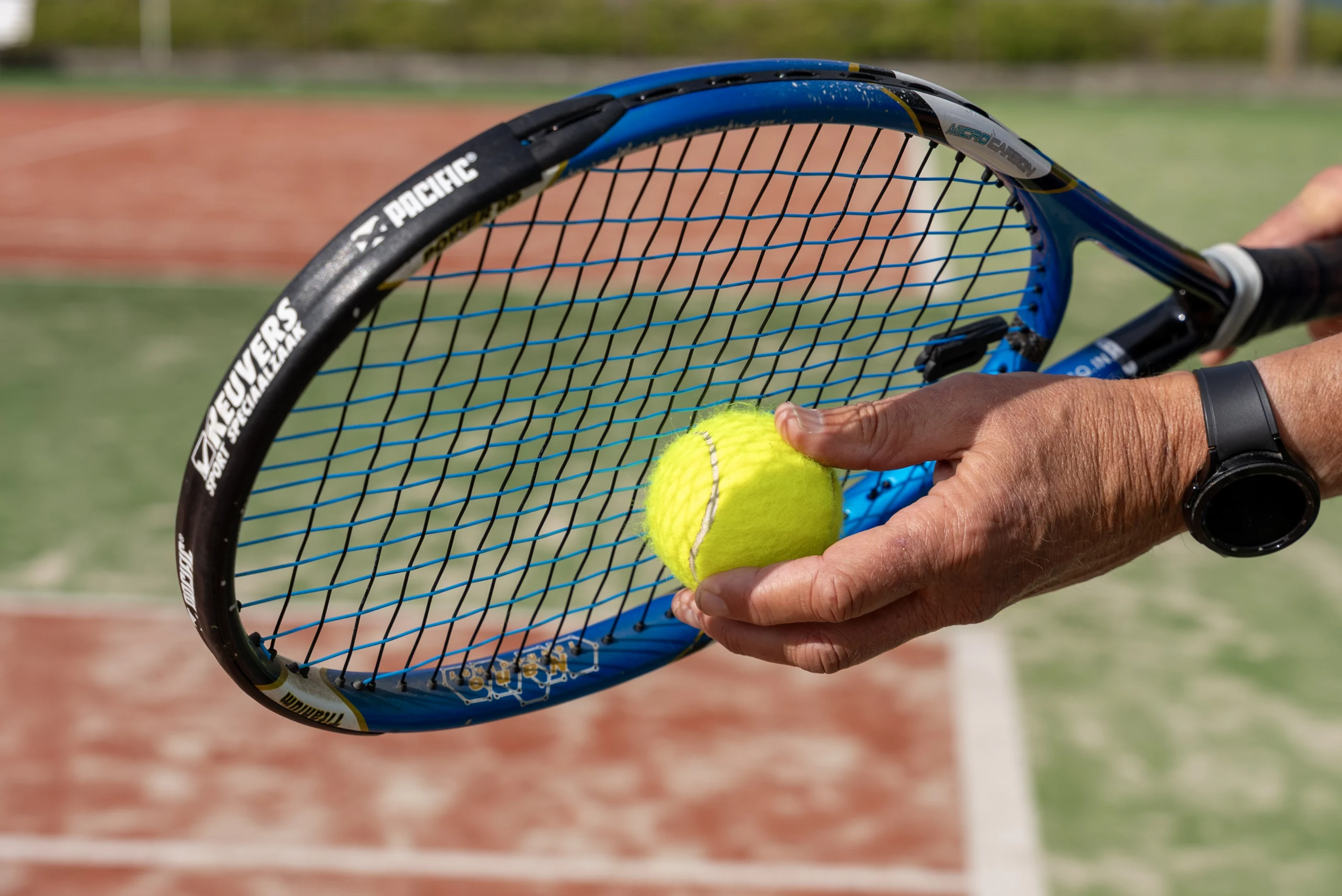 8-DSC06935 Close-up van een tennisracket met bal