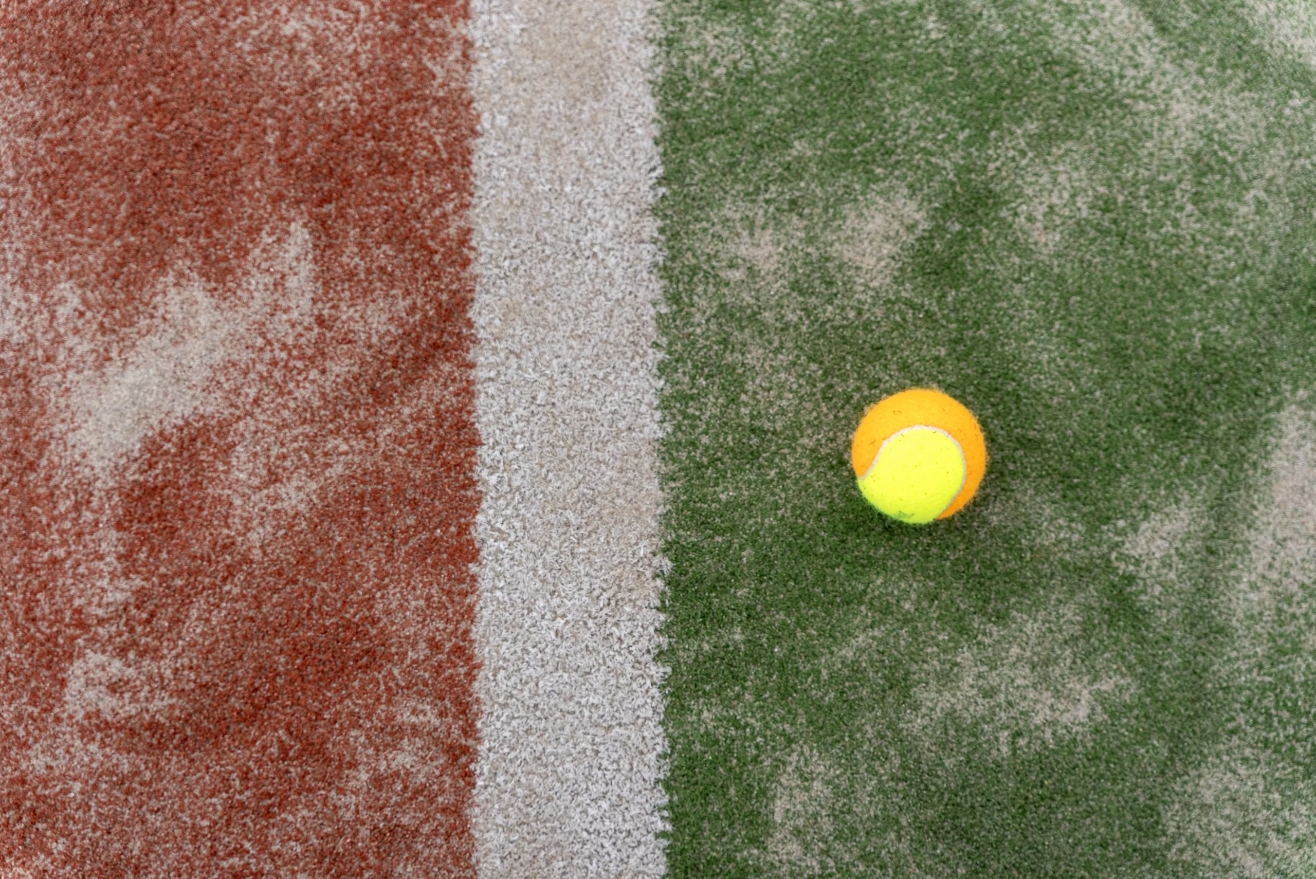 Tennisbal op de baan bij TV PAF