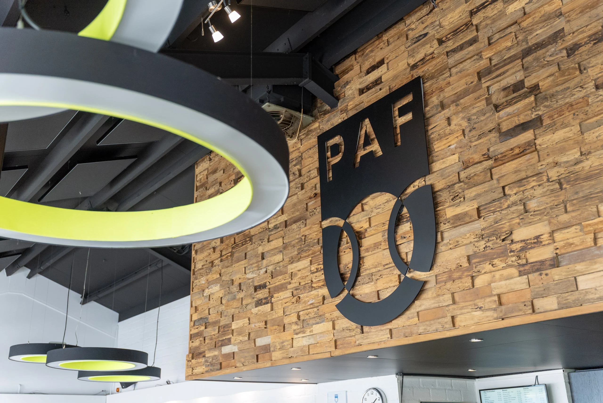 Houten wand met PAF-logo in het clubhuis