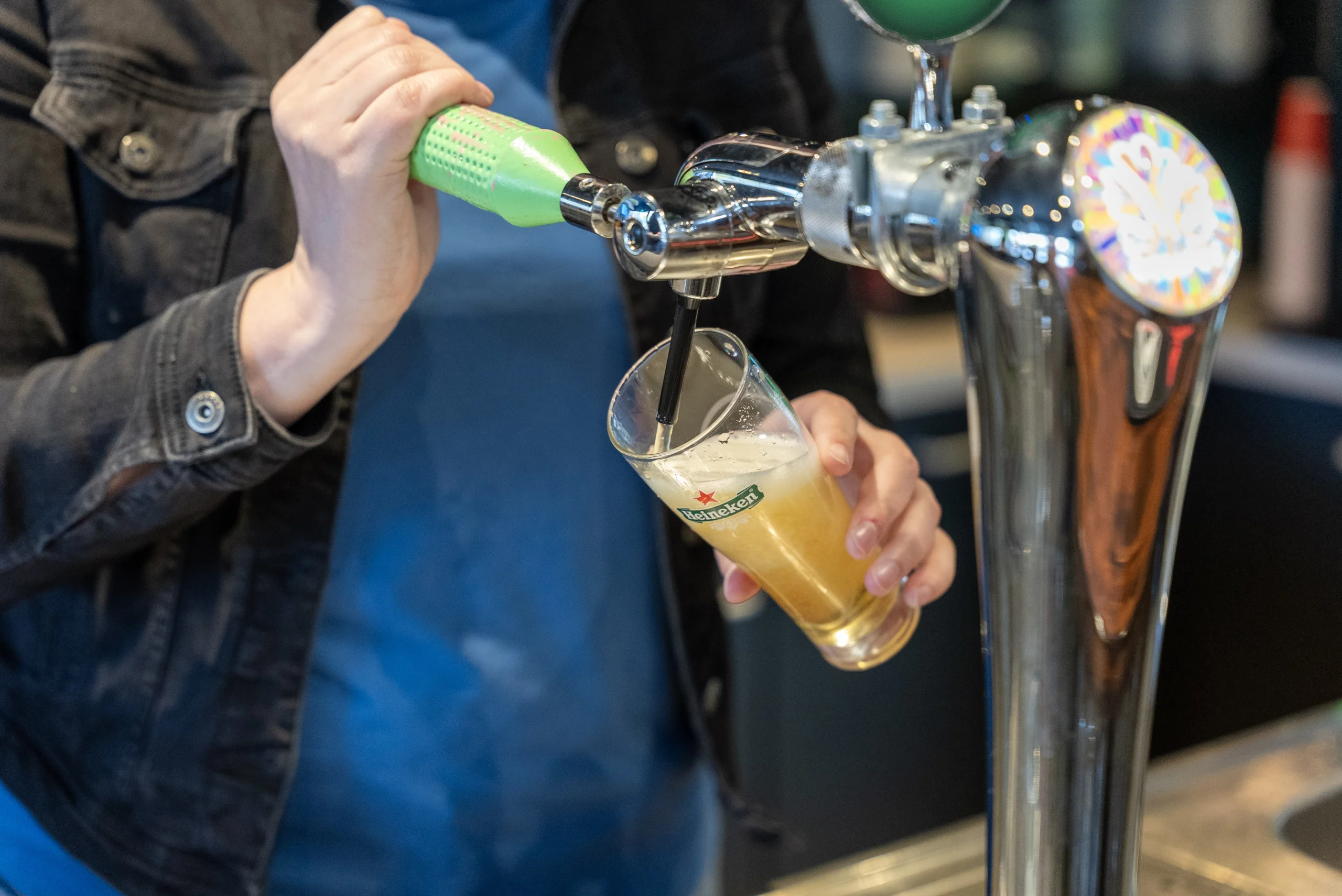 Een drankje wordt getapt in het clubhuis van TV PAF