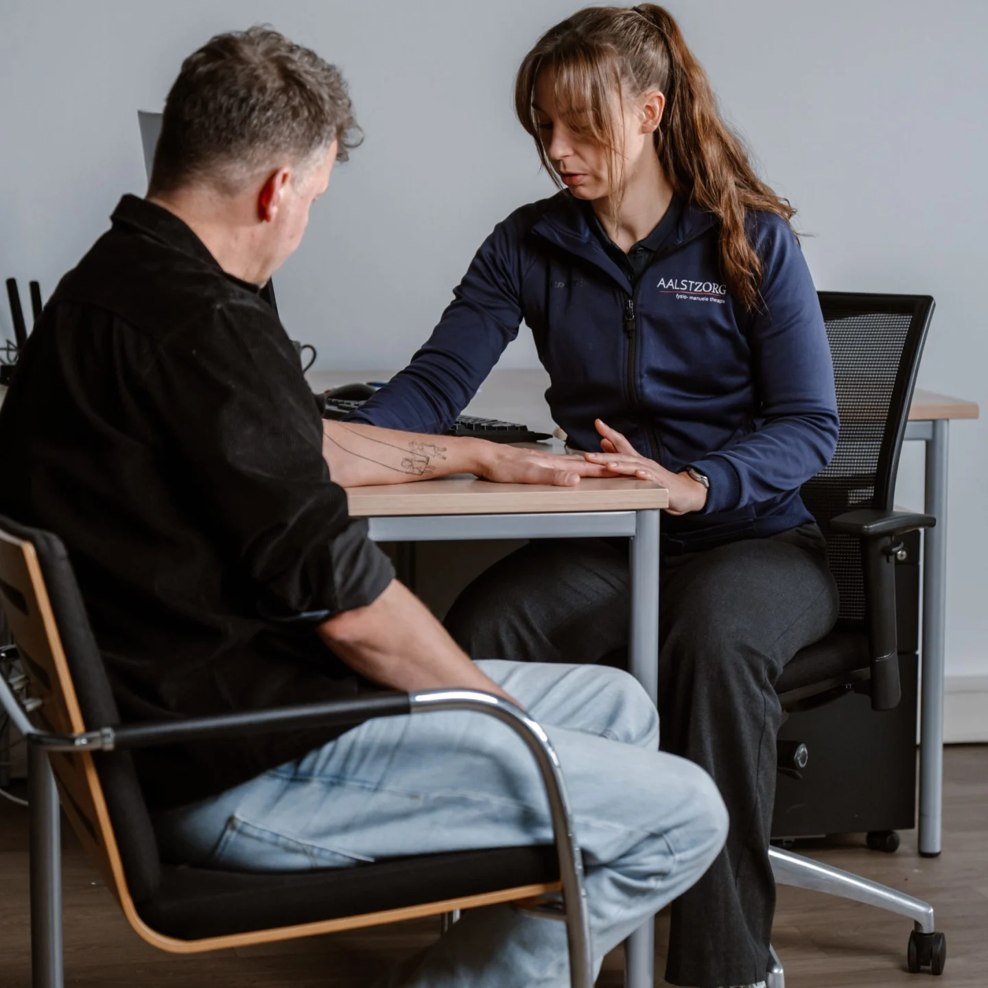 Fysiotherapeut in gesprek met een cliënt