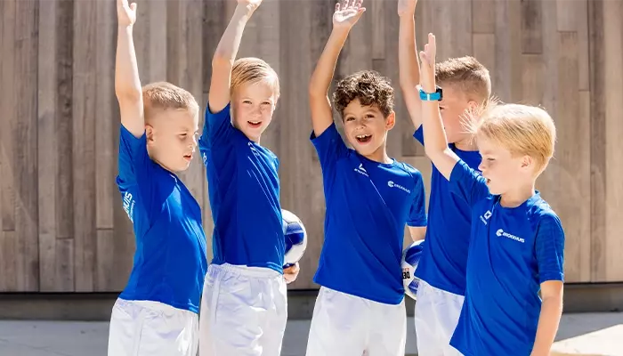 Juichende kinderen in tenniskleding